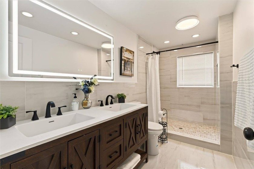 Stunning remodeled home, move right in and enjoy having all of - photo 28