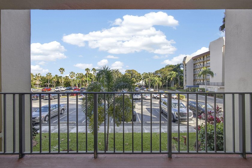 Beautifully remodeled, turnkey 2nd-floor condo in the highly - photo 8