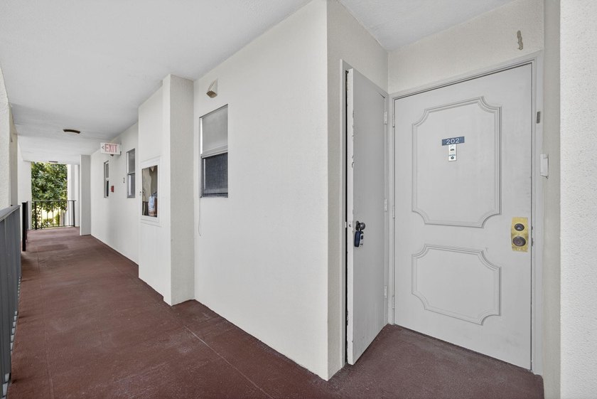 Beautifully remodeled, turnkey 2nd-floor condo in the highly - photo 10