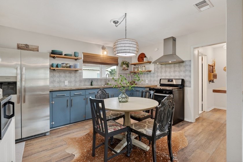 Just three blocks from Aransas Bay, this beautifully updated - photo 11