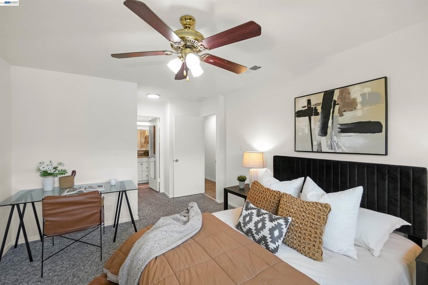 Beautifully maintained 3-bedroom, 2-full-bath corner-unit - photo 22