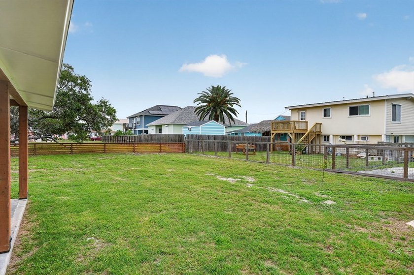 Just three blocks from Aransas Bay, this beautifully updated - photo 25