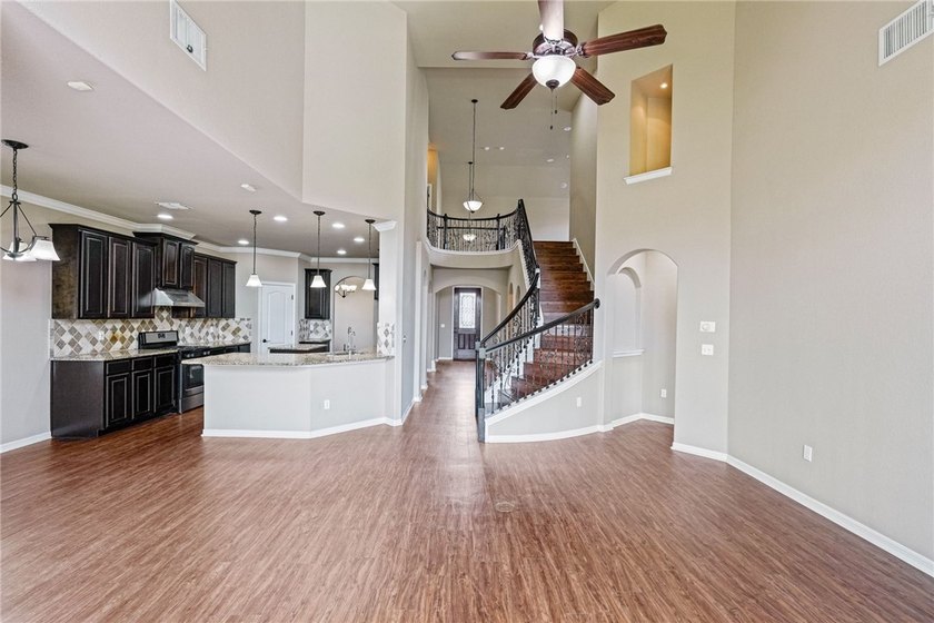 PRICE IMPROVEMENT + $10,000 BUYER CONCESSION. Spacious Southside - photo 3