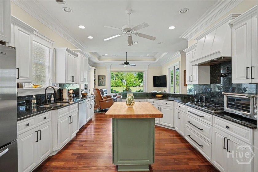 Centrally located in desirable Oakridge, this meticulously - photo 12