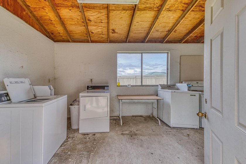 Rare 11-unit rental property on a large lot in a convenient - photo 12