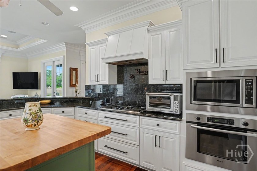 Centrally located in desirable Oakridge, this meticulously - photo 13