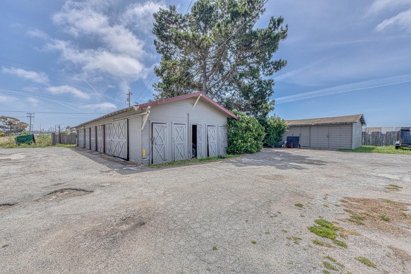 Rare 11-unit rental property on a large lot in a convenient - photo 13