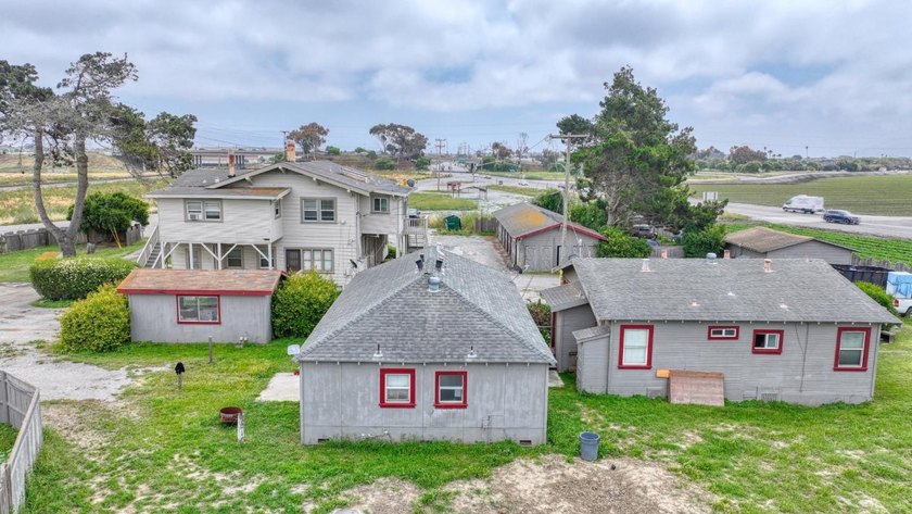 Rare 11-unit rental property on a large lot in a convenient - photo 16