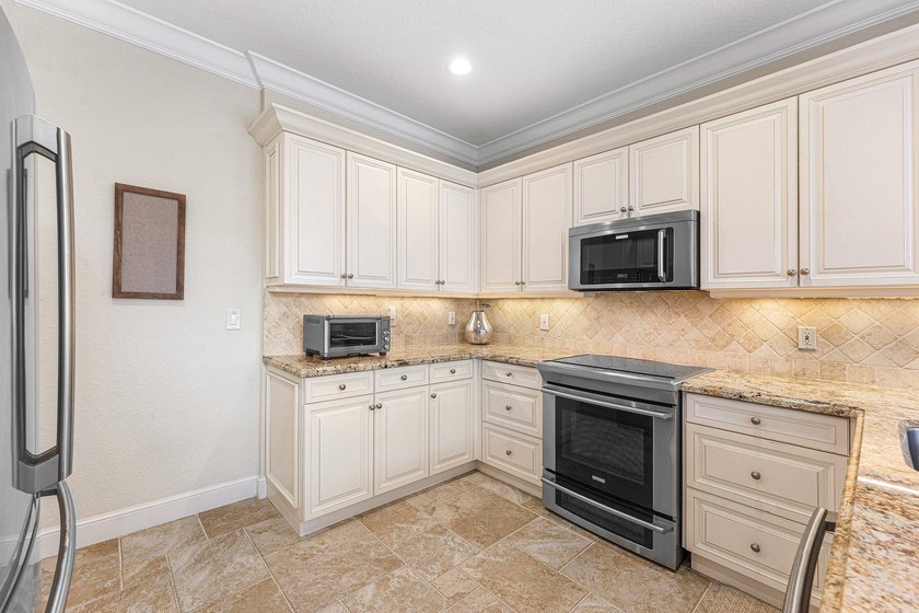 Welcome to this beautifully updated 4-bedroom plus den residence - photo 17