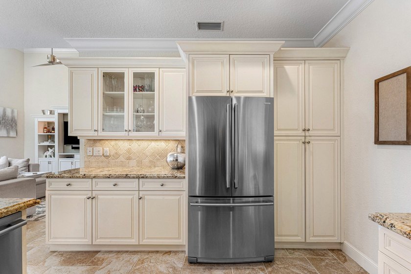 Welcome to this beautifully updated 4-bedroom plus den residence - photo 18