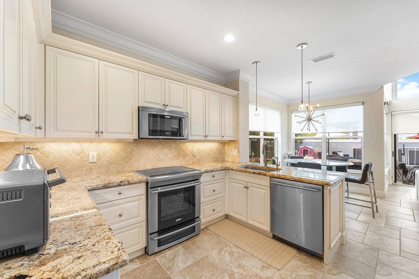 Welcome to this beautifully updated 4-bedroom plus den residence - photo 19