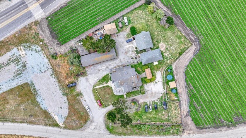 Rare 11-unit rental property on a large lot in a convenient - photo 21