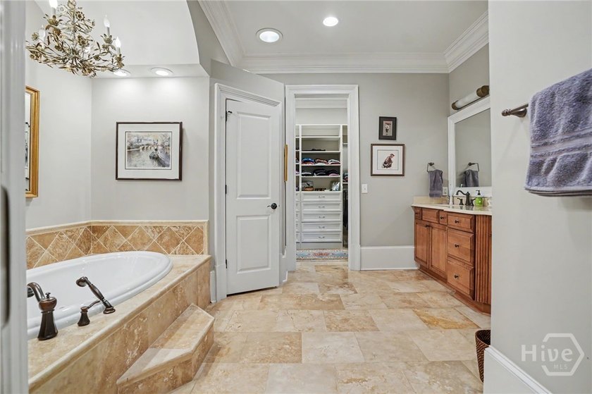 Centrally located in desirable Oakridge, this meticulously - photo 22