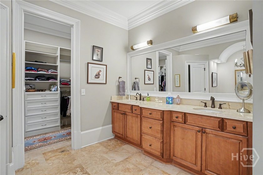 Centrally located in desirable Oakridge, this meticulously - photo 23