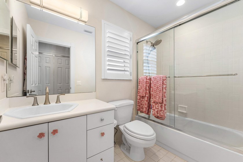 Welcome to this beautifully updated 4-bedroom plus den residence - photo 27