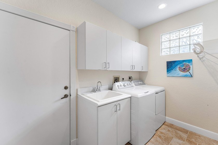 Welcome to this beautifully updated 4-bedroom plus den residence - photo 31