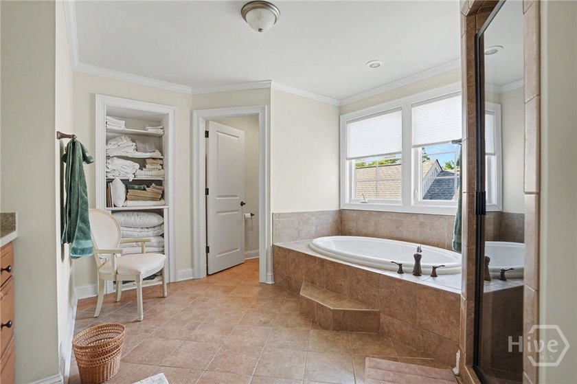 Centrally located in desirable Oakridge, this meticulously - photo 32