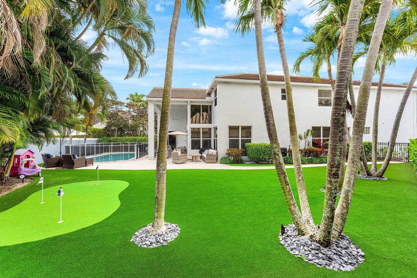 Welcome to this beautifully updated 4-bedroom plus den residence - photo 32