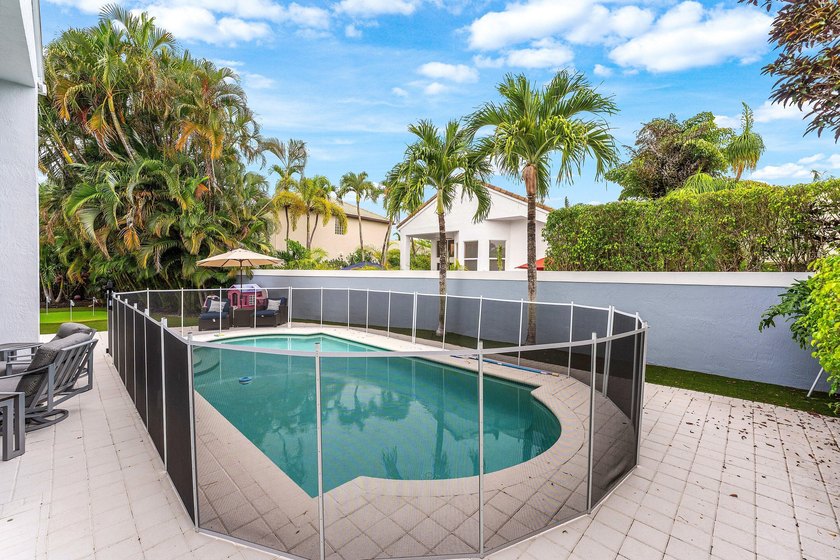 Welcome to this beautifully updated 4-bedroom plus den residence - photo 37