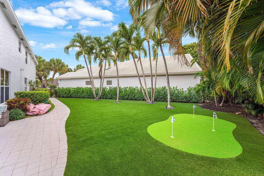Welcome to this beautifully updated 4-bedroom plus den residence - photo 41