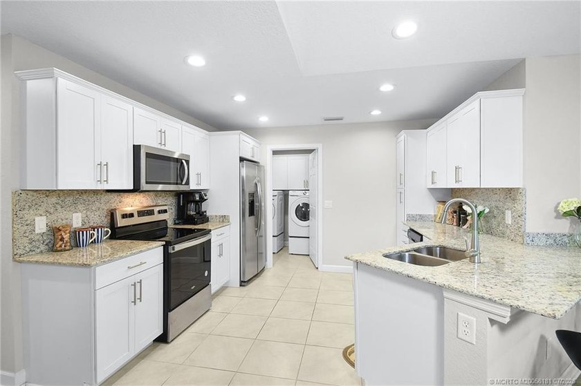 Beautiful furnished CBS 2 Bedroom, 2 Bath, One car garage CBS - photo 14