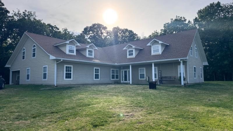 Country living at its finest with all the amenities you could - photo 2