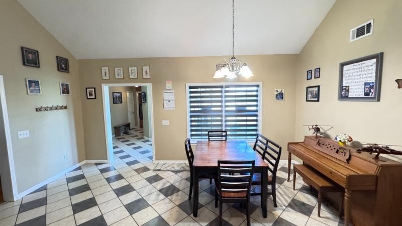 Country living at its finest with all the amenities you could - photo 8