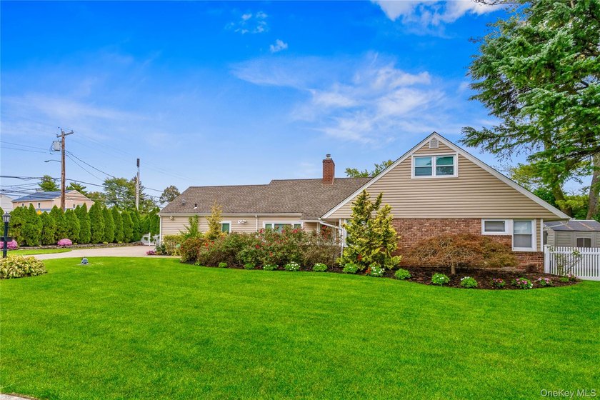 Welcome to this beautifully updated and spacious 5-bedroom, 3 - photo 2