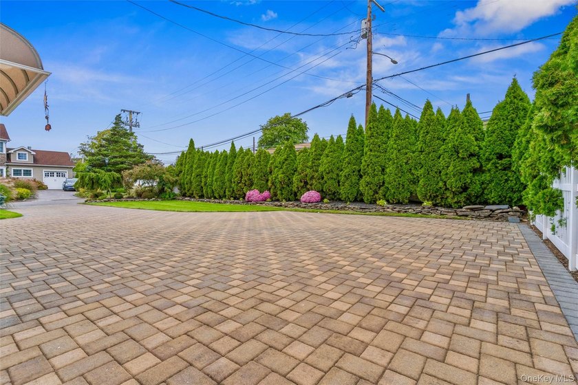 Welcome to this beautifully updated and spacious 5-bedroom, 3 - photo 3