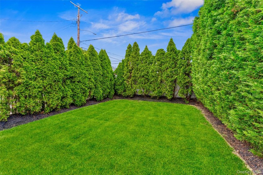 Welcome to this beautifully updated and spacious 5-bedroom, 3 - photo 5