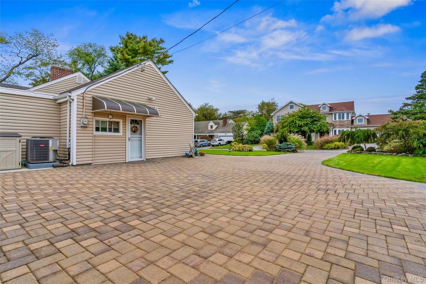 Welcome to this beautifully updated and spacious 5-bedroom, 3 - photo 7