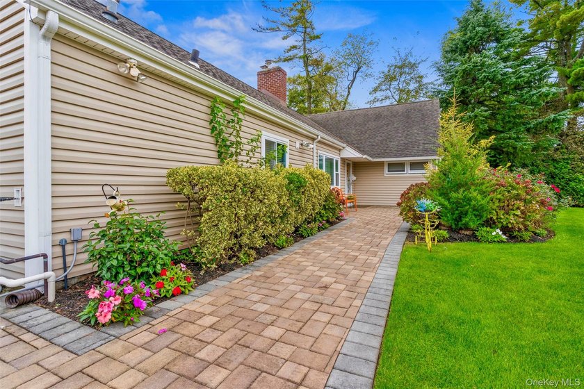 Welcome to this beautifully updated and spacious 5-bedroom, 3 - photo 9