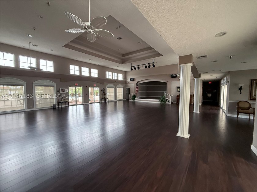 Move-in ready 2-bedroom, 2-bath corner villa with a brand-new - photo 11