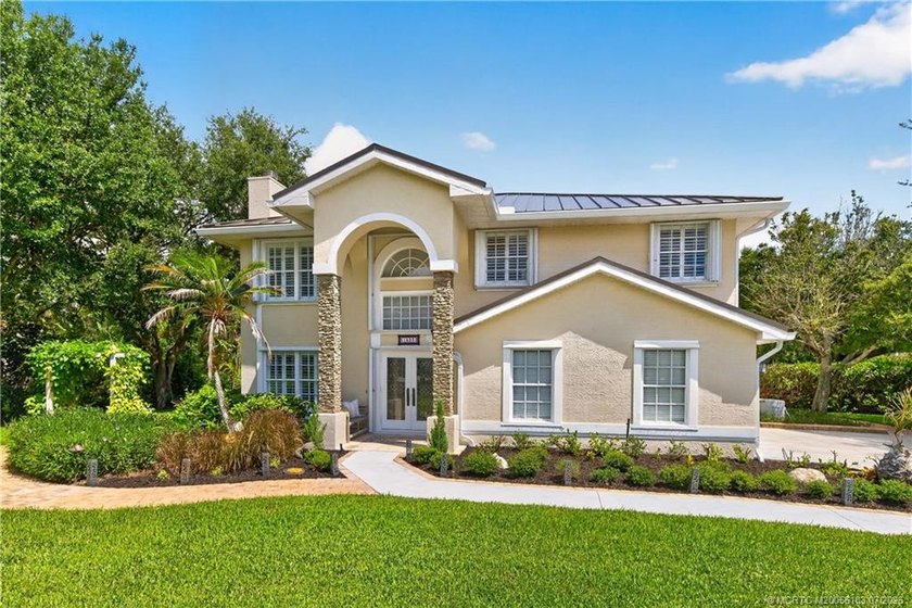 Discover a backyard you'll never want to leave. Winding paver - photo 12