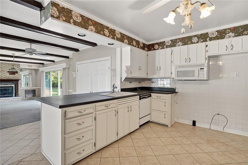 Located in the heart of St. Simons Island's highly sought-after - photo 10