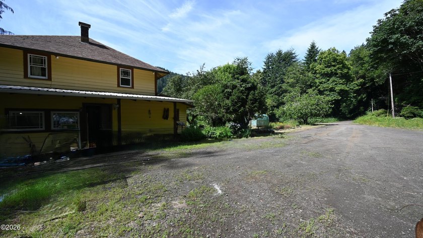 Beautiful 1920 farmhouse and acreage just waiting for your - photo 4