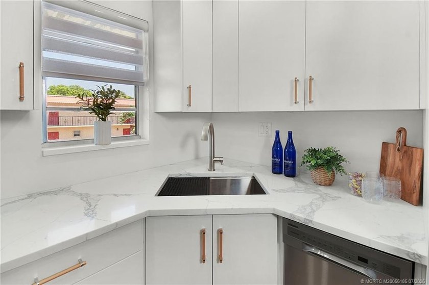 Beautifully renovated one-bedroom residence in Monterey Yacht &amp; - photo 14