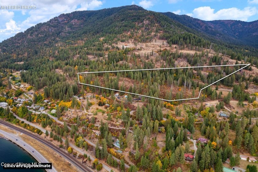 An exclusive estate property with panoramic lake views! This - photo 2