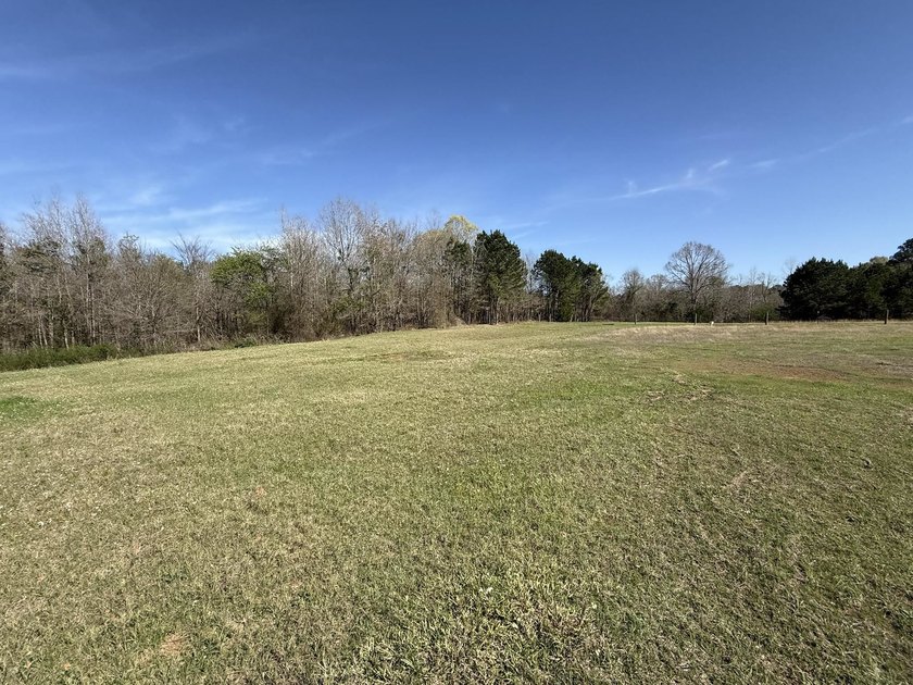 Large commercial building that has 4.3140 acres. It has a nice - photo 2