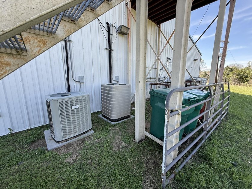 Large commercial building that has 4.3140 acres. It has a nice - photo 6