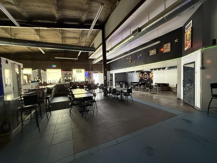 Large commercial building that has 4.3140 acres. It has a nice - photo 7
