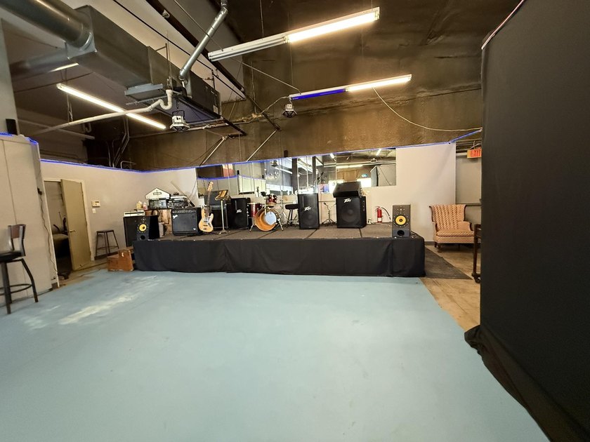 Large commercial building that has 4.3140 acres. It has a nice - photo 9