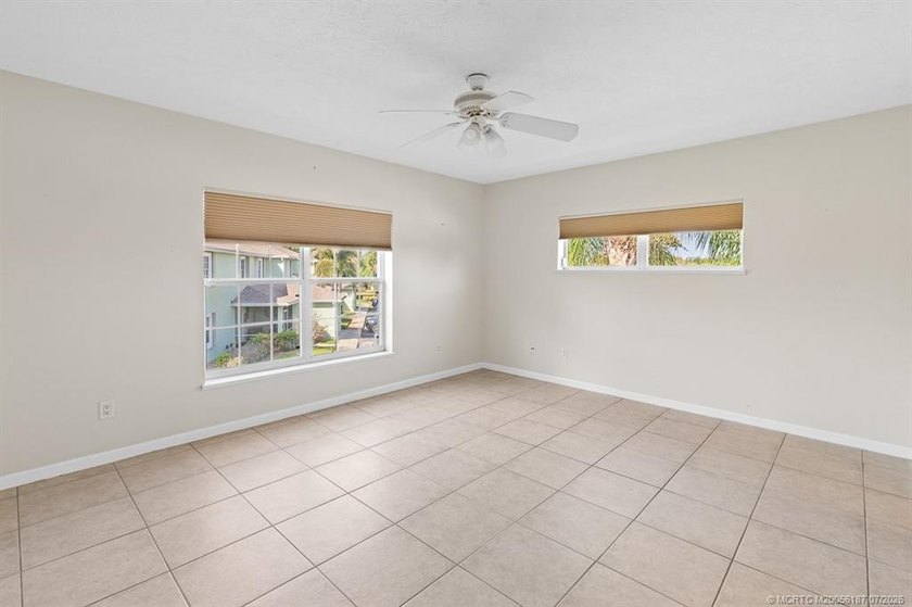 Welcome to this well-appointed two-bedroom, two-bathroom - photo 17
