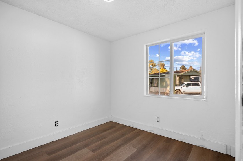NEW ROOF WITH FULL PRICE OFFER! This beautifully updated home - photo 18