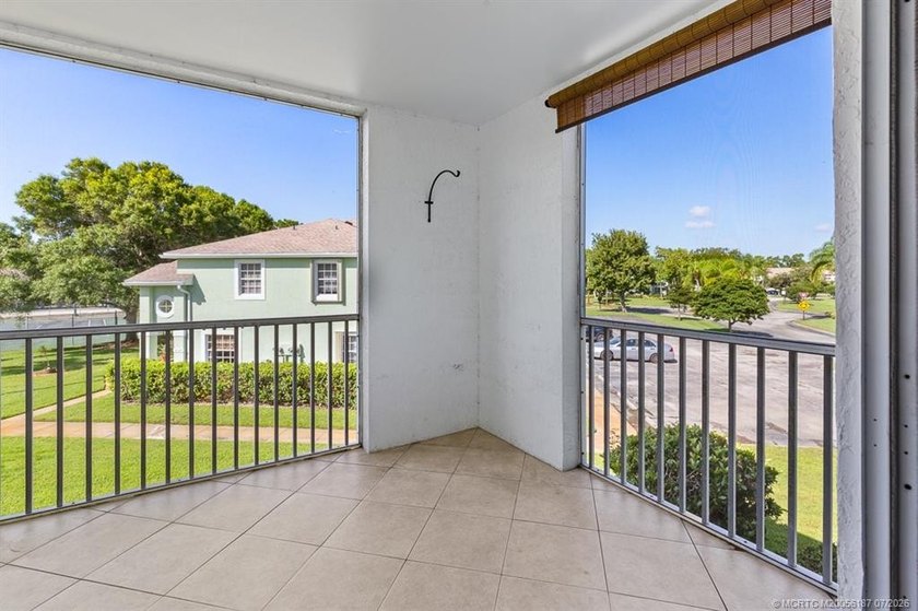 Welcome to this well-appointed two-bedroom, two-bathroom - photo 25