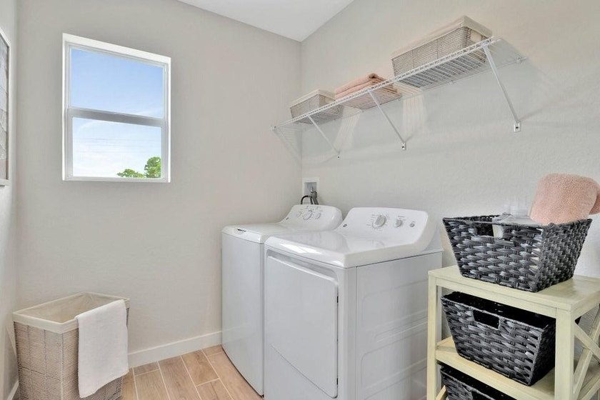 Former model home-all the upgrades! 2022 CBS Construction. Lived - photo 34