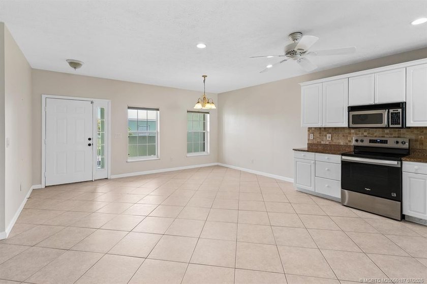 Welcome to this well-appointed two-bedroom, two-bathroom - photo 37