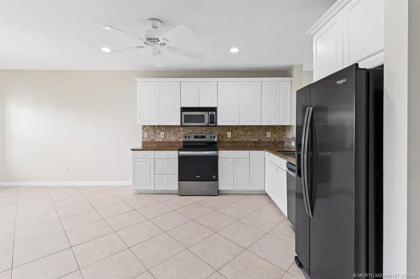 Welcome to this well-appointed two-bedroom, two-bathroom - photo 38