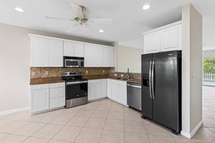 Welcome to this well-appointed two-bedroom, two-bathroom - photo 39
