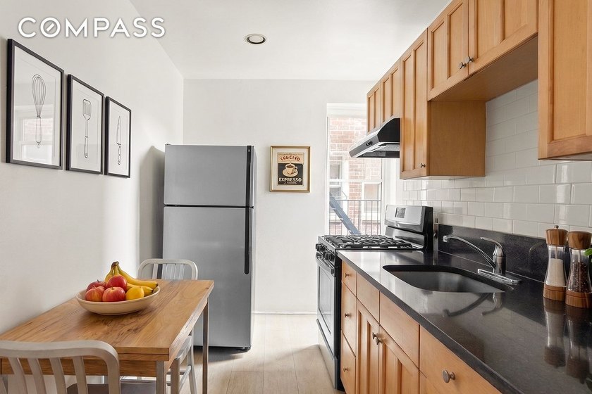 Beautifully renovated, move-in ready, sunny, spacious, one - photo 3